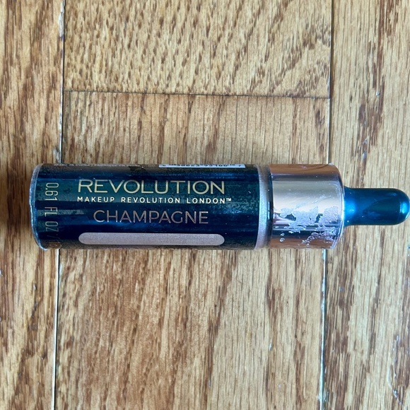 *NEW Revolution Liquid Highlighter in “Champagne” 18ml - Picture 6 of 7